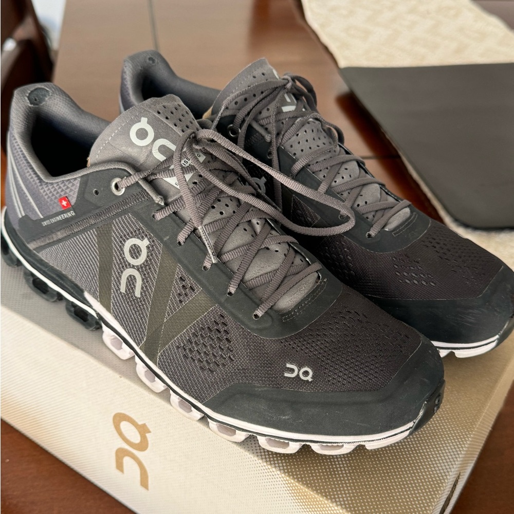 On Running Men’s cloudfront running shoes M10